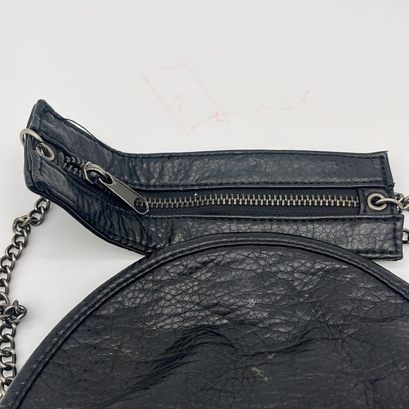 Deena & Ozzy Black Leather Chain Zippered Small Crossbody Bag - Picture 5 of 5